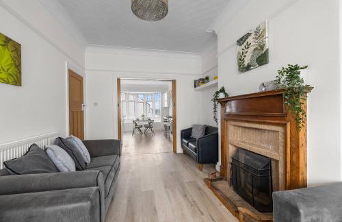 Substantial 5 bedroom townhouse with disabled access apartment, private off road parking space with EV point from 15th April 26, jaccuzi bath, Netflix and Wifi, near Argyle, boutique shops eateries and pubs - Foto 58