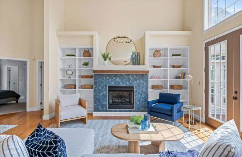 Stunning Modern Retreat! Year-Round Swim Spa | Hot Tub | Movie Room | Firepit - Foto 8