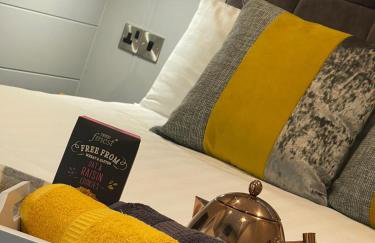 P75 - Studio Pod with Hot Tub - Photo 12