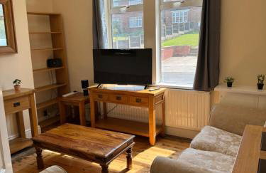 Large Traditional, Sleeps 8, 2 baths, Train, Tram, Pubs, Hucknall - Foto 1