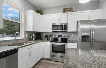 NEW! Canopy Cove, Luxury Downtown Apartment Near Main St - Foto 6