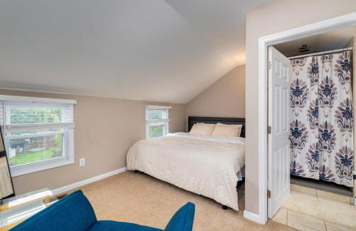 Cozy Full Home with Parking, 10min Walk to Bridge St - Photo 6