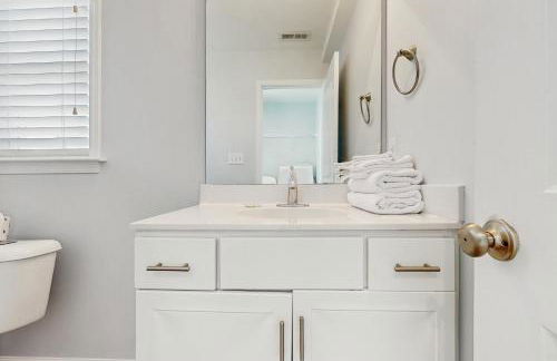 Updated three-story home with kayaks, bikes, & water views - great location - Foto 18