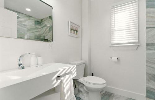 New Modern Updated Secure and Private Home - Foto 23