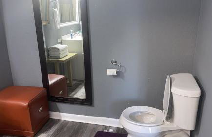 Cozy 3BR cabin with AC and Wi-Fi Fully Fenced - Photo 21