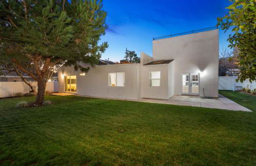 Spacious Modern Home with Rooftop & Private Backyard - Foto 12