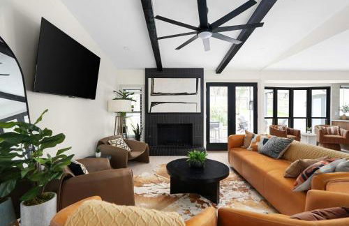 Luxury Zilker Home Pool Hot Tub and 2 Kitchens - Photo 41