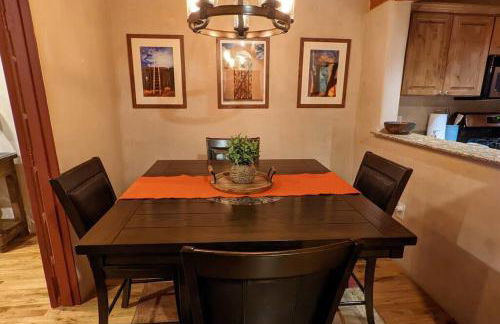 Enchanted Casita with Private Outdoor Hot Tub and Patio, Near Santa Fe Plaza, Sleeps 4 with free parking - Foto 21