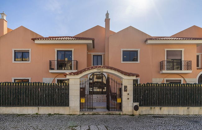 Perfect Family Hideout Residence W/Ac & 4Br + 5Ba - Photo 1