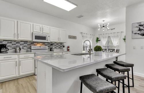 Stunning 5 bedroom pool home in gated community minutes from Disney - Foto 2