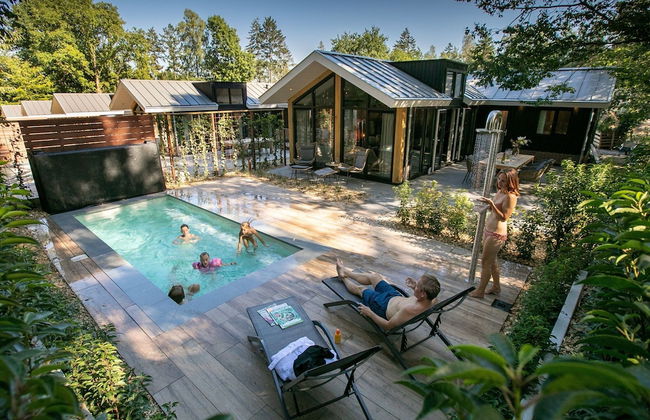 Luxury Lodge With Private Swimming Pool - Photo 15