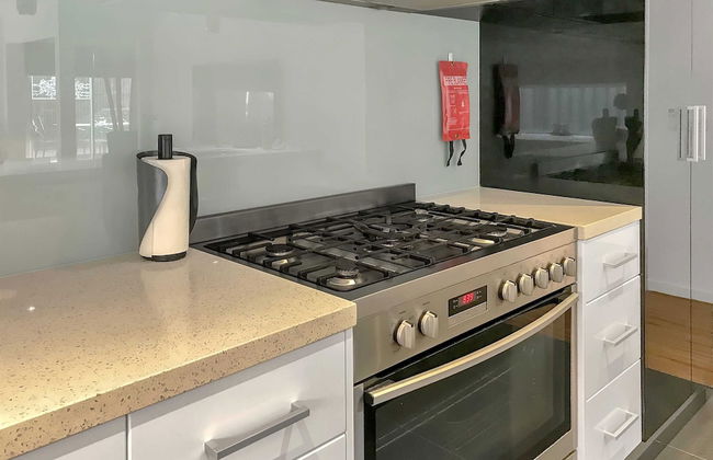 Sleek Stylish Modern Close to Airport - Foto 10