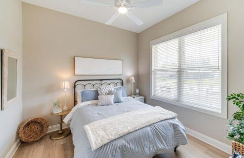 Walk to Lake Erie Sleek Retreat with Screened Patio - Foto 13