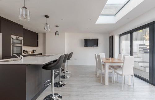 Delightful family home with parking, 8 minutes to beach - Foto 1