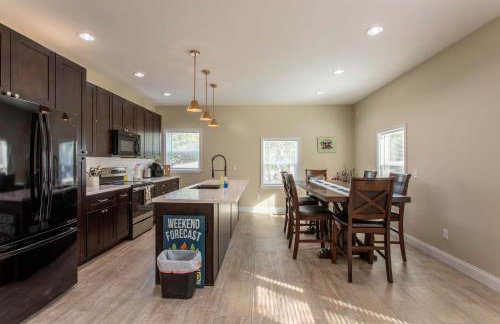 3BR House By Lake with BBQ Fire Pit & EV Charger - Foto 10