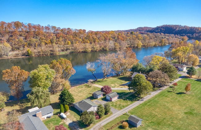 New River 3BR - Fishing, Kayaking, Hot tub, VT Game Weekends - Photo 57