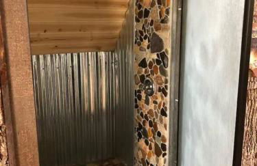 Petting Zoo! Hot Tub, 15 acres, stream & Romance! - Foto 77