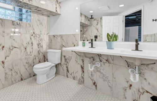 Trendy Two-Level Apartment - Foto 8