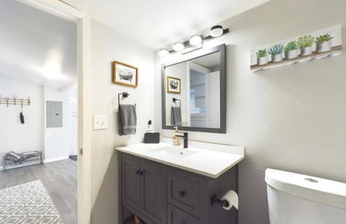 Main St New with AC Monthly stays Charming Cottage KING BED - Foto 19