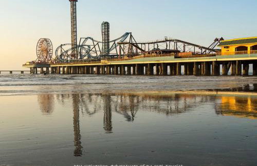 4BR Boutique Coastal Home, Walk to Beach and The Strand, Sleeps 10 - Foto 70