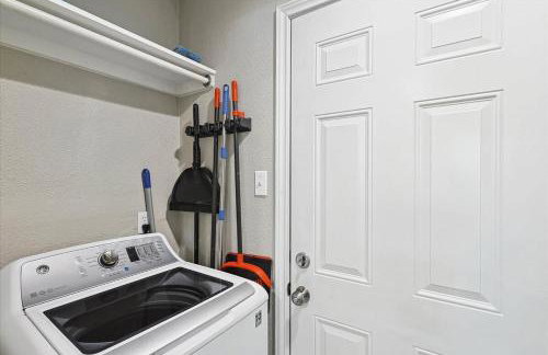 Peaceful and Relaxing Getaway w Beautiful Pool - Photo 26