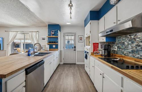 Vacation House! 6BR, FREE Heated Pool, Arcade & Hot Tub - Photo 37