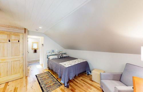 1 Mi to Crystal Lake! Couples Retreat with Deck - Photo 14