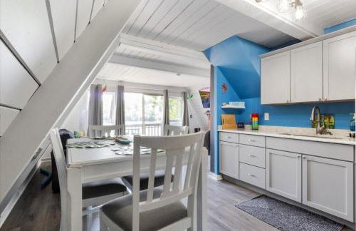 Pet Friendly A Frame w/ Private Dock & Great Lake Views - Foto 11