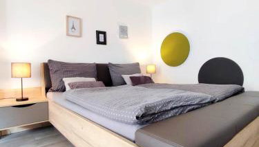 Flair Apartments 'FACHWERK & FLAIR' - Altstadt-Apartment 78 qm für Urlaub oder Geschäftsreise, Innenstadtlage, ruhig, modern, 900 m Bahnhof, 24 Std Check-in, WLAN, Streaming, Küche, Regendusche, 2 x Doppelbett, direkt am neuen Markt in der Altstadt - Foto 2