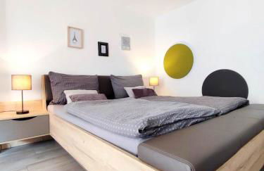 Flair Apartments 'FACHWERK & FLAIR' - Altstadt-Apartment 78 qm für Urlaub oder Geschäftsreise, Innenstadtlage, ruhig, modern, 900 m Bahnhof, 24 Std Check-in, WLAN, Streaming, Küche, Regendusche, 2 x Doppelbett, direkt am neuen Markt in der Altstadt - Foto 2