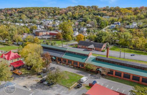 The Manor - Historic Mansion, Wifi, Covered Porch, Screen Porch, King Bed, Walk to Spas, Shops & Restaurants - Foto 86