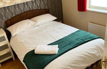 1 bedroom budget homely apartment, with free private parking and long term deals available - Foto 12