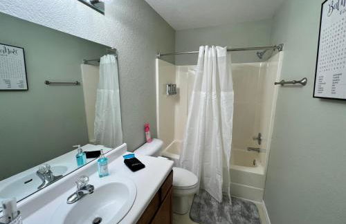 Family Fun! Sleeps 8, King Bed, 2 Queens, and Sofa Bed, Games - in Rogers - Foto 29