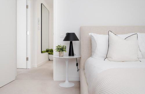 Luxury Central Mayfair Townhouse with A/C 3BR 3BA - Photo 16