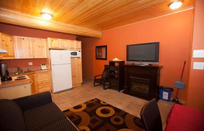 Silver Bullet Inn by Apex Accommodations - Photo 4