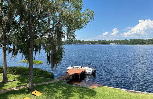Lakeside Retreat with pool, dock & game room - Foto 25