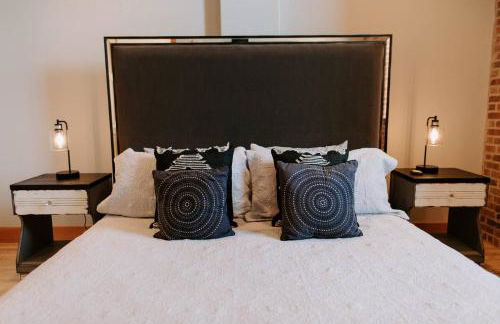 Stylish Main St Loft with Balconies and Garage - Foto 11