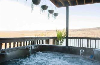 Lakeview Villa with Private Hot Tub, Firepit & Breathtaking Cliff Views - Foto 6