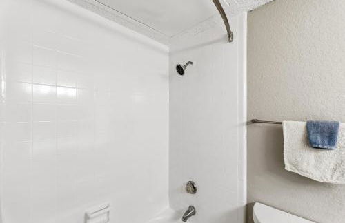 Upscale 1BR with Pool, Gym, and Modern Touches - Foto 14