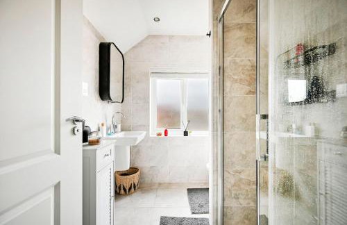 Premium 3 Bed Residence w Garden and Parking - Foto 9