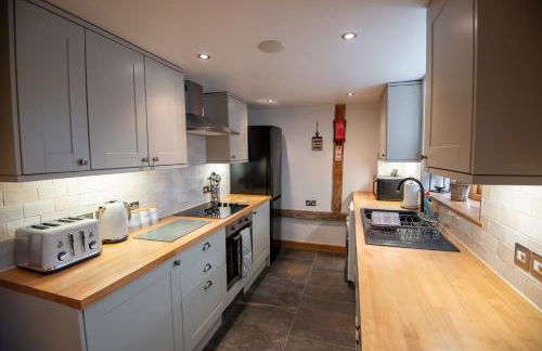 Bramble Cottage - Cosy 2 Bed With Deluxe HOT TUB & Log Burner - Photo 35