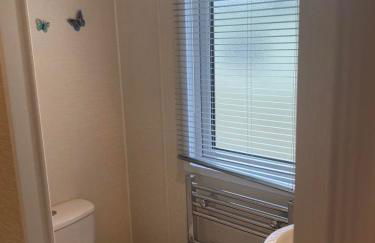 2 Bed Lodge Style Caravan with Hot Tub & Private Garden at Patrington Haven Leisure Park - Foto 2