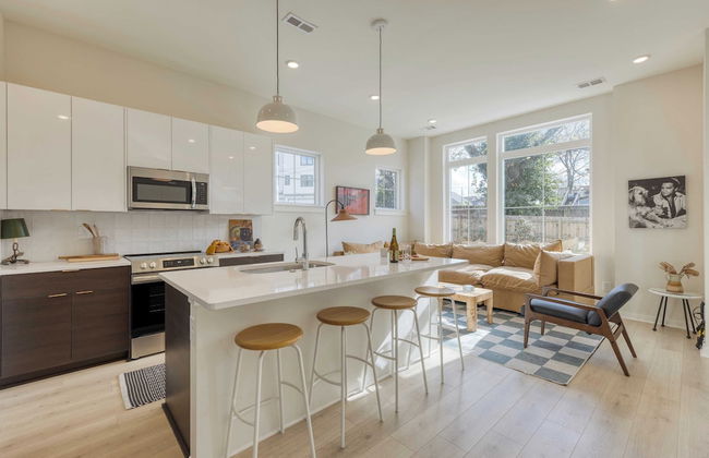 The Stage by Avantstay Chic 4bdr w/ Covered Balcony Modern + Newly Built - Photo 11