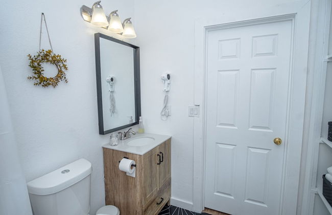 Huge Remodeled 5BR 4BA House Sleeps 20 Downtown - Photo 47