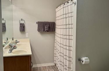 Lakefront Condo A-1 with Large Balcony - Foto 9