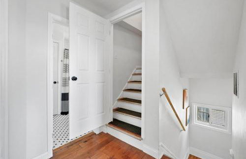 Cozy escape with Hot Tub, ideal for family & friends - Photo 24