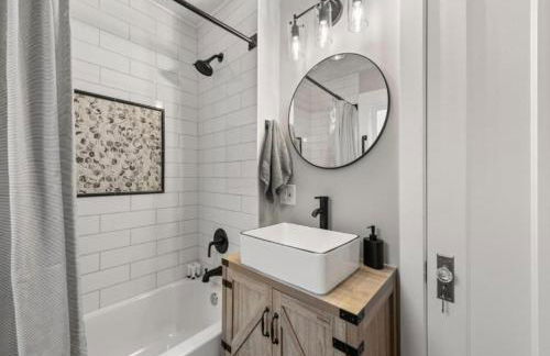 Newly Renovated and Designed Near Downtown - Foto 24