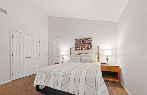 New, Spacious and charming, with a river view, conveniently located near skiing and golf - Foto 22