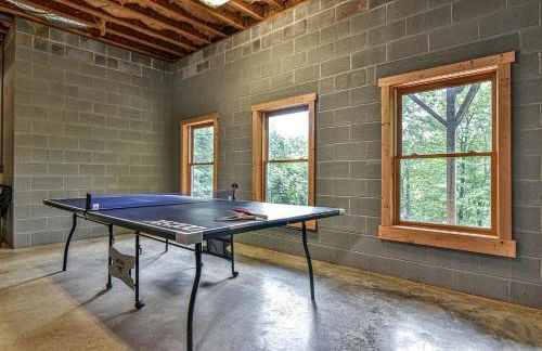 Stunning Mountain Cabin with Hot Tub and Game Room Near Asheville in Old Fort, NC - Foto 31