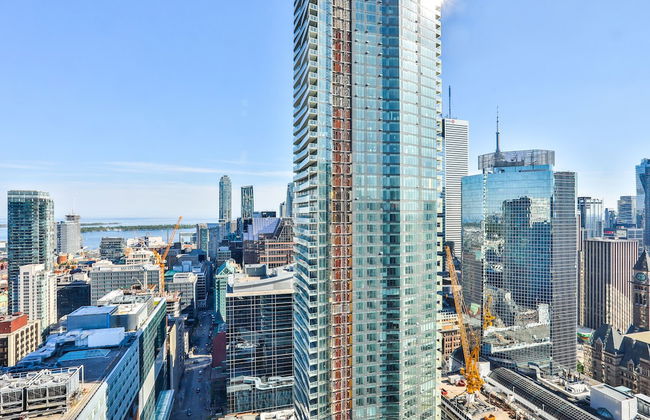 Downtown Studio in Dundas Square - Photo 16